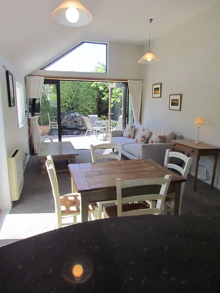 Gordon Villa 1 - Christchurch Holiday Homes 0*,